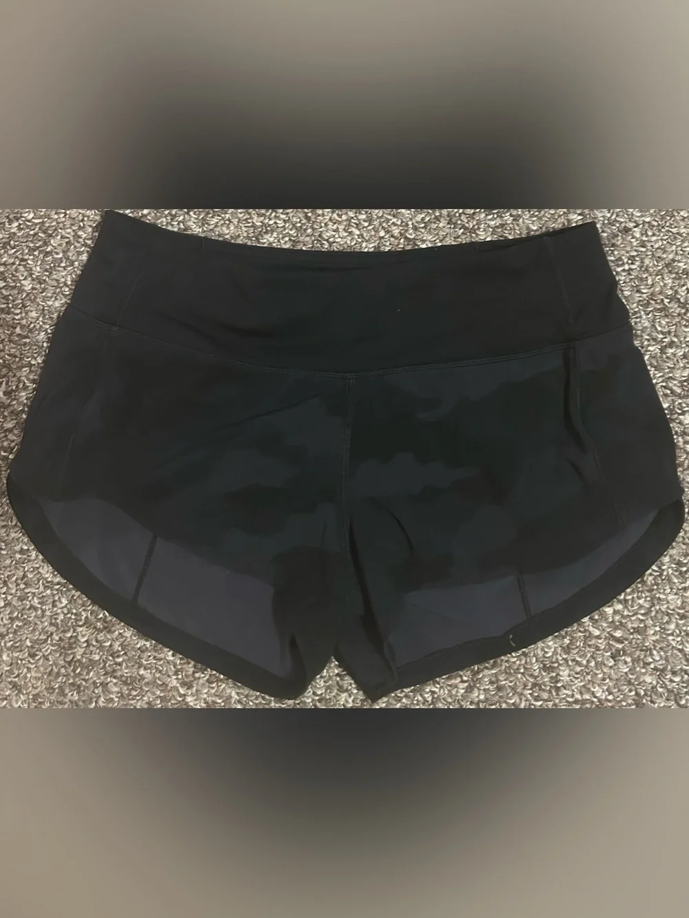 LULULEMON 2 Women’s Camo Performance Running Shorts With Zipper Pocket symbol